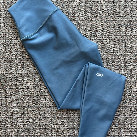 ALO Yoga 7/8 High-Waist Airlift Legging - Picture 2 of 5